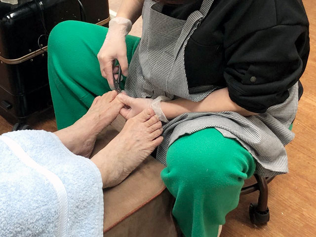 足の爪切りサロン